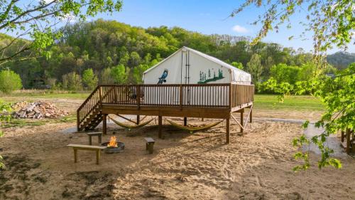 Glamping Tent/Red River Access/2 Queen Beds