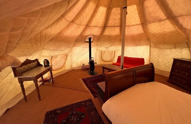 Glamping with wood-fired Hot Tub at Moat Island