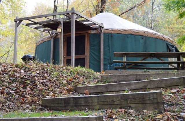 GLAMPING YURT. Sleeps 4, HOT TUB, Pellet Stove