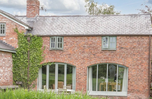 GLAN CLWYD ISA - THE COACH HOUSE, pet friendly, with pool in Bodfari