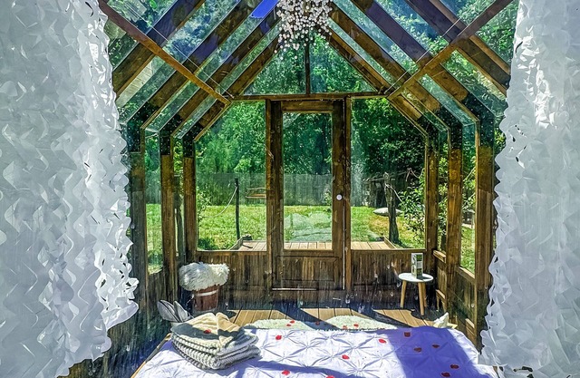 Glass chalet under a shower of stars