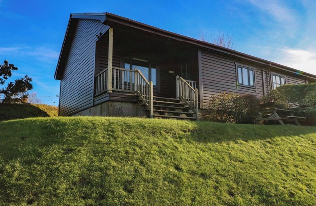 GLEN MHOR LODGE, pet friendly, with a garden in Arisaig