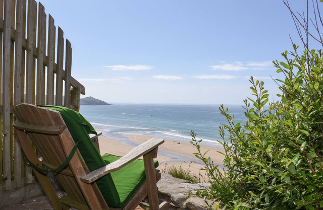 GLENAVON, pet friendly, luxury holiday cottage in Whitsand Bay
