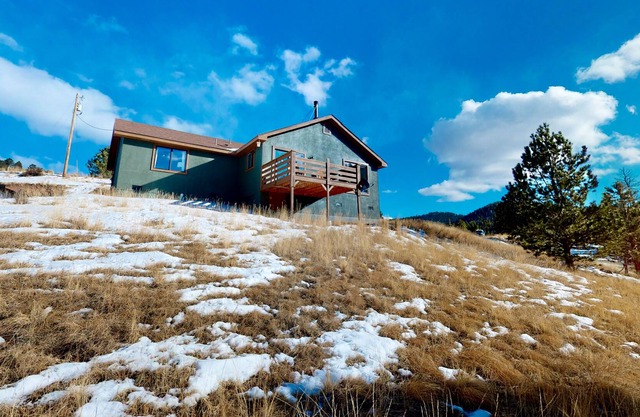 Glistening dog-friendly mountain view home with balcony, fireplace, & kitchen