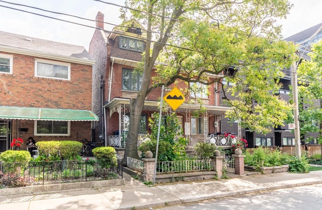 GLOBALSTAY. Modern Bsm in the Heart of Toronto. HOT TUB, BBQ.
