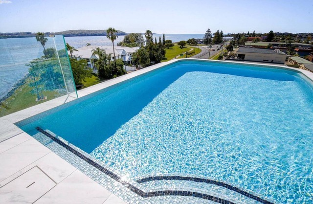 Glorious 2-Bed with Waterside Balcony Views