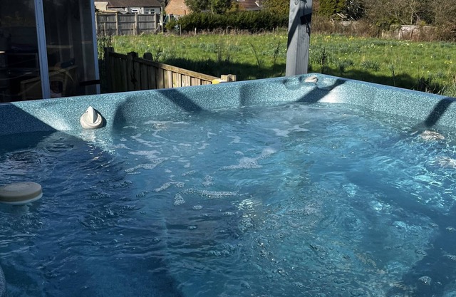 Glorious five star 2 bed secluded Lodge sleeps 4 + hot tub close Jurassic coast