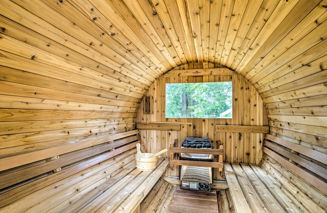 Gold Bar Cabin on Skykomish River: Heated Swim Spa