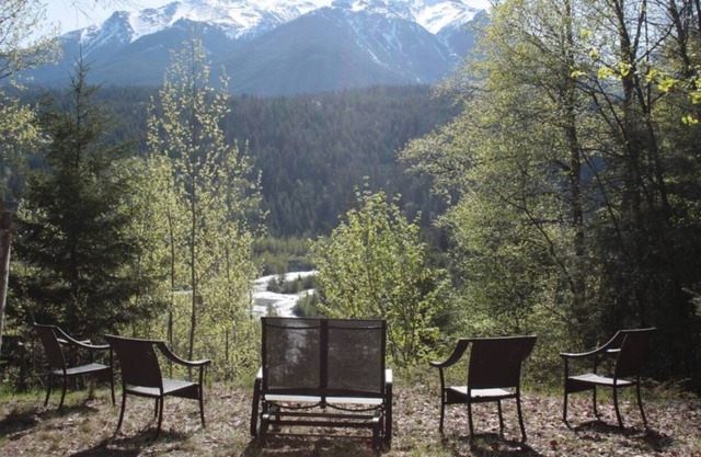 Gold Bridge, BC Charming, Quiet, Mountian Getaway