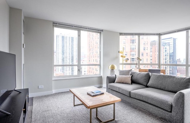 Gold Coast 2BR w Gym Lounge Pool nr Mag Mile CHI-231