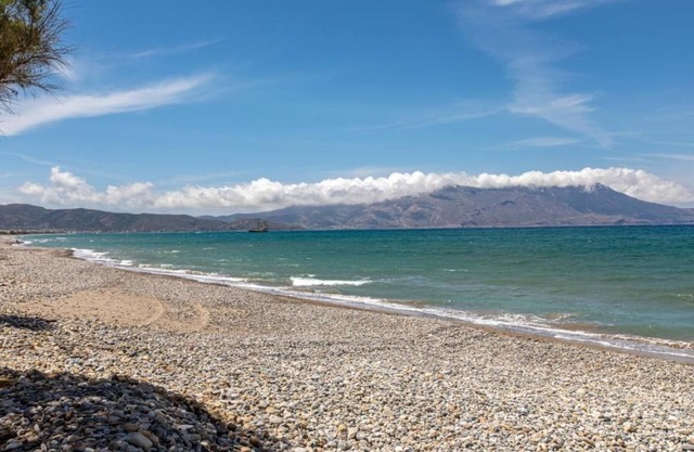 Gold Crest Home in Drapanias beach, Nopigia