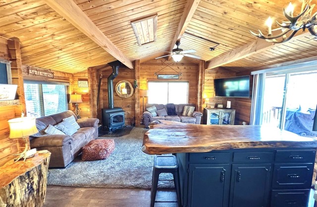 Gold Run-Cozy Cabin with Hot Tub, SatTV, AC, Wooded View
