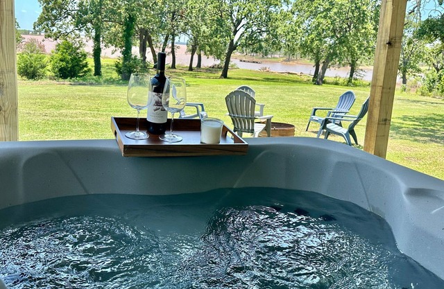 Golden Pine - LAKEFRONT getaway Cabin with a Jacuzzi in Texoma Shores Resort