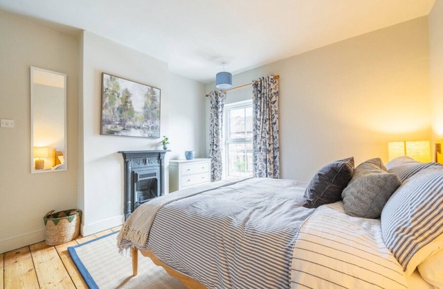 Golden Triangle 2 bed + Garden + Parking