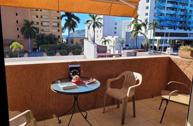 GOLDEN ZONE ! GORGEOUS 2 BEDRM ACROSS FROM BEACH.nTAMBIEN HABLO ESPANOL !
