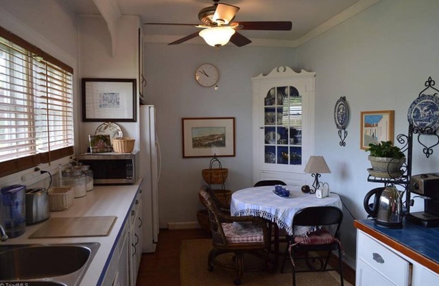 Golf course vews, pond and a relaxing yard for your family