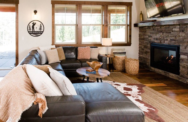 Golf course view, private hot tub, close to the winery and more!