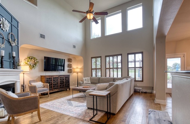 Golf course view, private pool & hot tub, game room, theater, near Austin & SA!