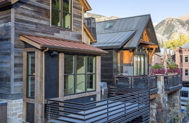 Gondola Station House, Unit B