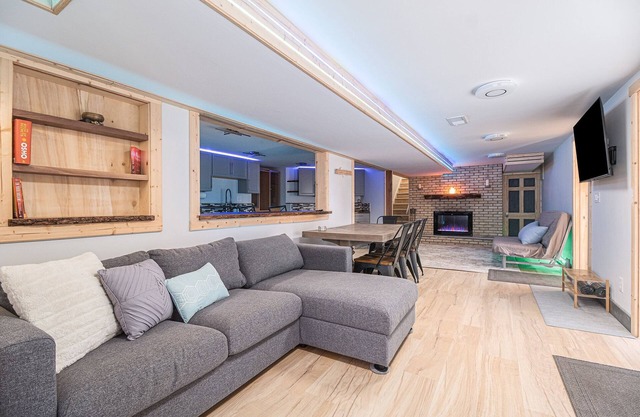 GoRgEoUs 2b/2b Lakefront Apt w/Sauna! Boats Galore, patio, HUGE waterfront yard!