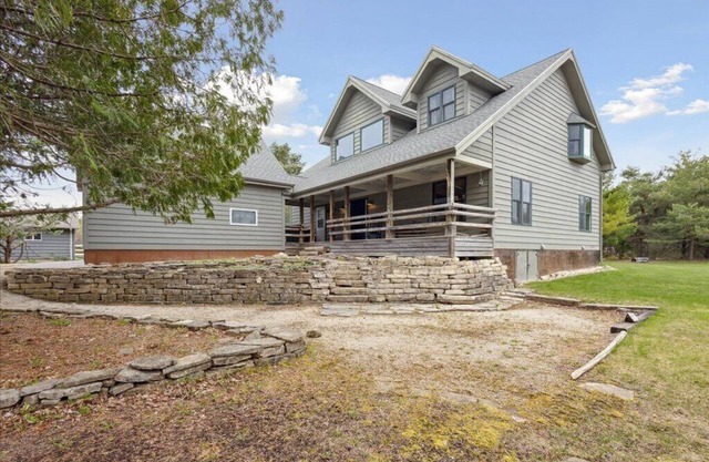 Gorgeous 4 bed/3ba home close to Fish Creek!