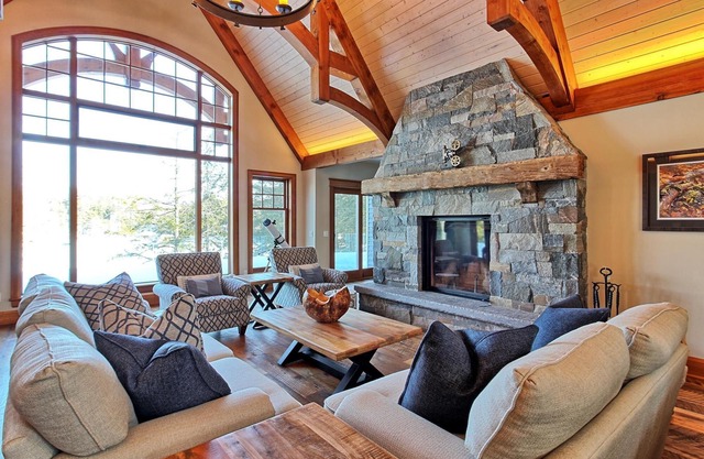 Gorgeous 7 Bed, 6 Bath Family Cottage on Lake Rosseau! Muskoka Room! Pool Table!