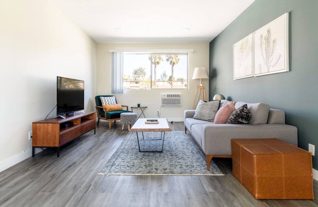 Gorgeous Brentwood 1BR w/Pool, nr. UCLA & Whole Foods by Blueground