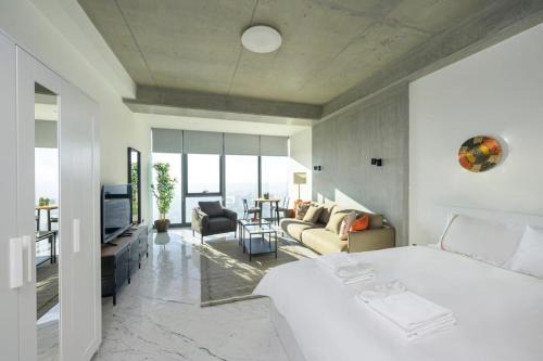 Gorgeous Bright Studio Parking Poolviews! #135