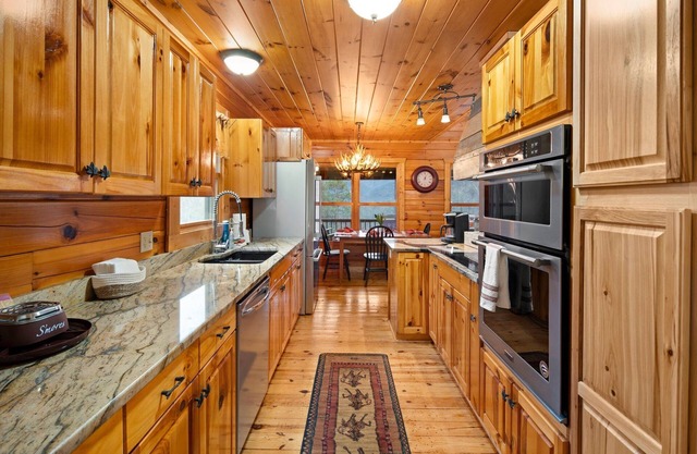 Gorgeous Cabin with stunning Views, Hot Tub, Game Room, and Stone Fireplace!