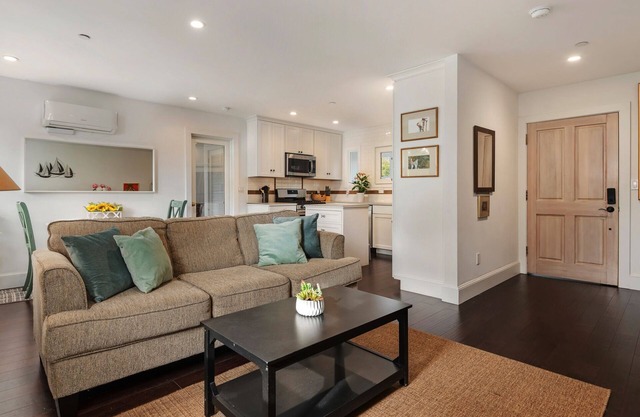 Gorgeous California Comfort - King Bed - Walk to Downtown and Parks!