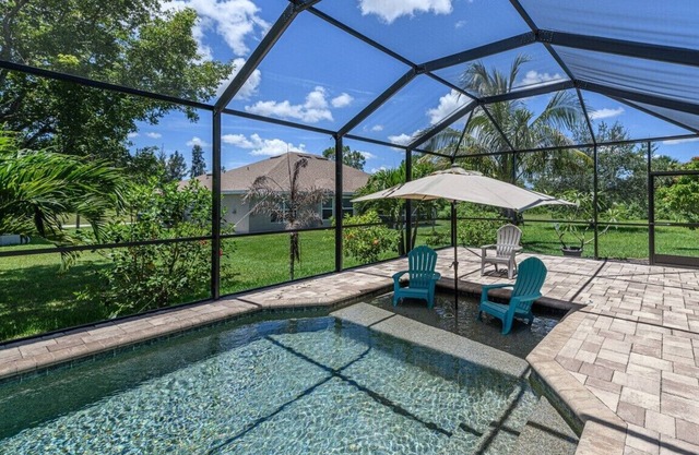 Gorgeous Cape Coral Home for a Family Getaway, w/amazing Pool & Waterfall Spa!