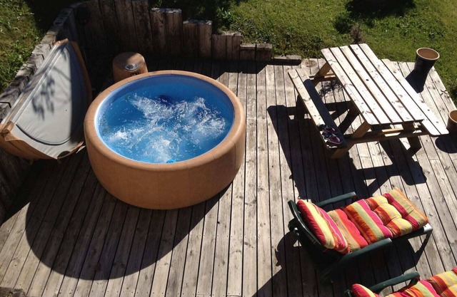 Gorgeous CHALET, stunning views 80 meters from the ski slopes hot tub, parking."