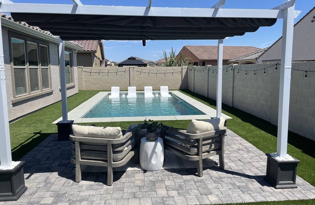 Gorgeous, clean, new build, walking distance to Stadium, Westgate + Outlet Mall!