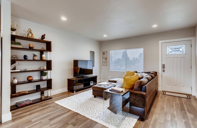 ♫ Gorgeous, Contemporary ♦ 4 BDRM/2 BATH Home ♫