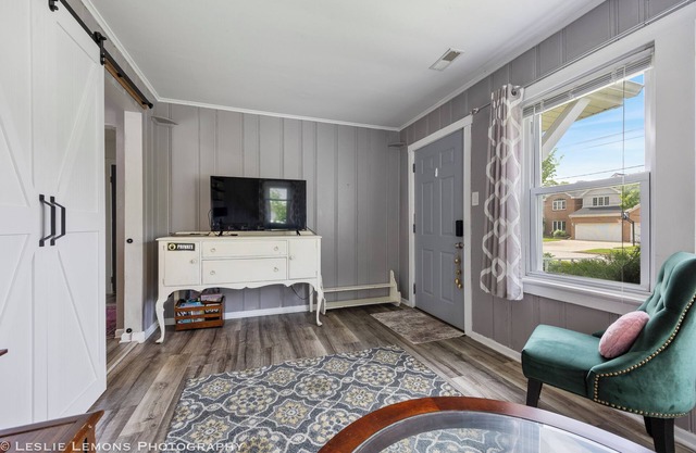 Gorgeous Cottage in Westmont, with massive fenced garden pet friendly, sleeps 5.