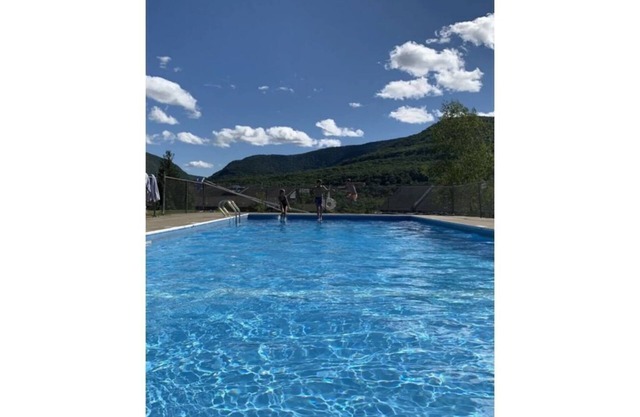 Gorgeous & Cozy Mountain View with Wood Stove! Ski/Hiking/Wi-Fi/Pool