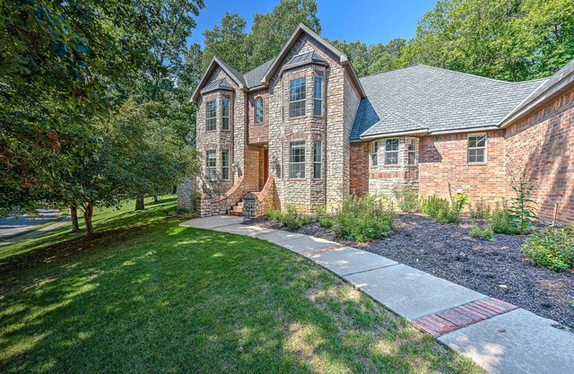 Gorgeous Executive Bentonville Home. Remodeled, HUGE yard, POOL, hottub & trails