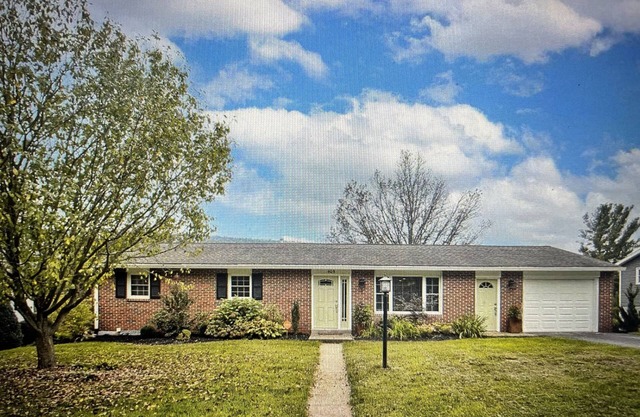 Gorgeous Family Home in Quiet Neighborhood w/Mountain View