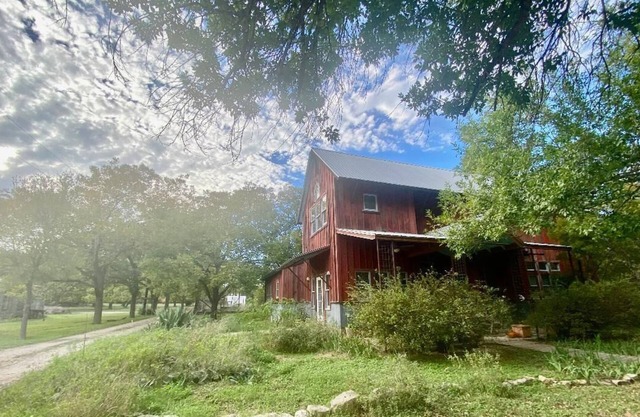 Gorgeous Farmhouse on 10 beautiful acres in the heart of Wimberley-pet friendly