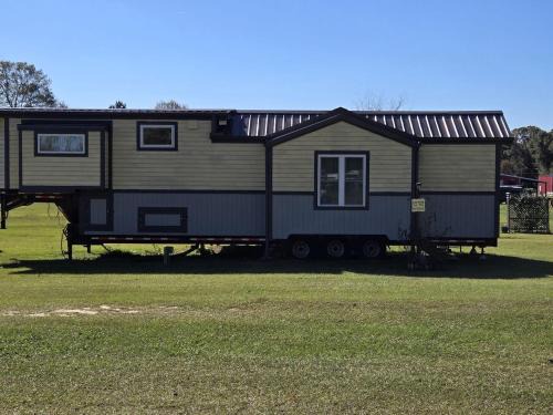 Gorgeous, Fully-Equipped Tiny House Rental for Glamping Escapes in Georgia
