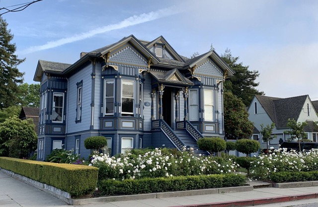 Gorgeous Historic Victorian Duplex, Quick Walk to Wharf, Beach & Boardwalk