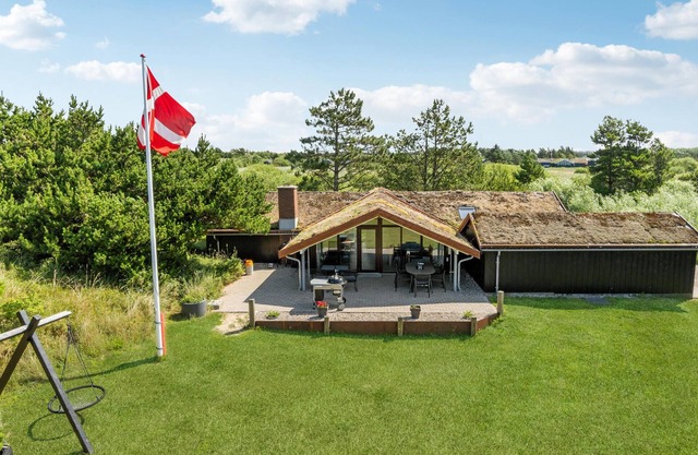 Gorgeous home in Rømø with kitchen