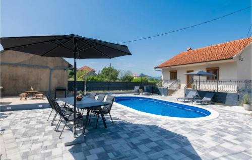 Gorgeous Home In Runovici With Kitchen
