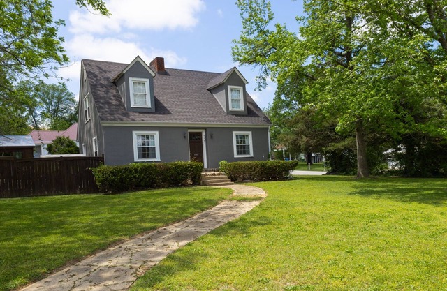 Gorgeous home outdoor covered bar & minutes from floats, cliffs, tubing