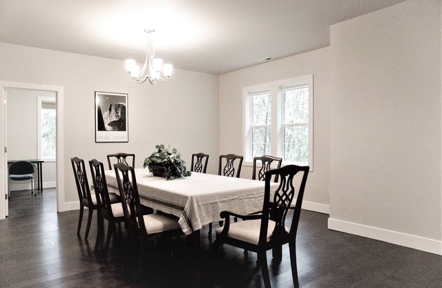 Gorgeous home surrounded by woods near Redmond, family friendly, peaceful!
