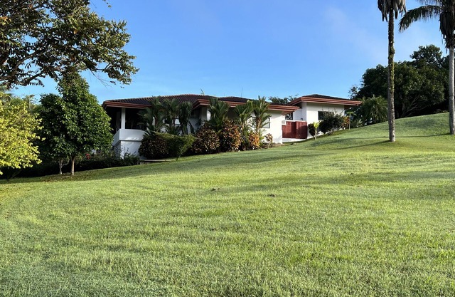 Gorgeous house, private pool, in safe, quiet community 1.5 miles from beach