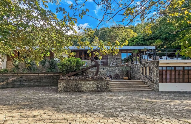 Gorgeous house in town, near the beach, restaurants & bars.