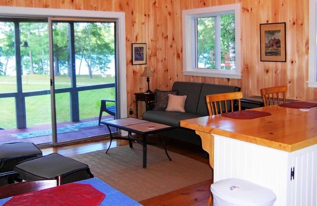 Gorgeous Lake Front, Sandy Beach, Spacious Grounds, Family and Pet Friendly