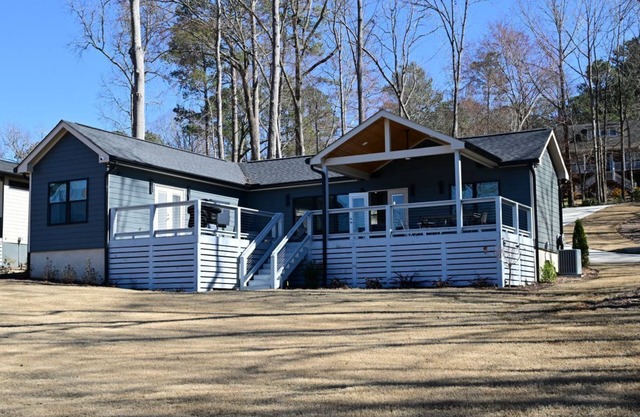 Gorgeous Lakefront Bungalow on Lake Jackson with Large Deck - Perfect getaway!