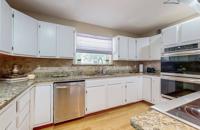 Gorgeous Lakefront Home, private dock and short walk to beach